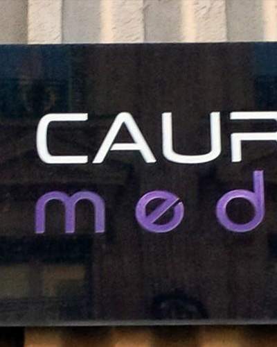 Plaques d'identification modernes et résistantes